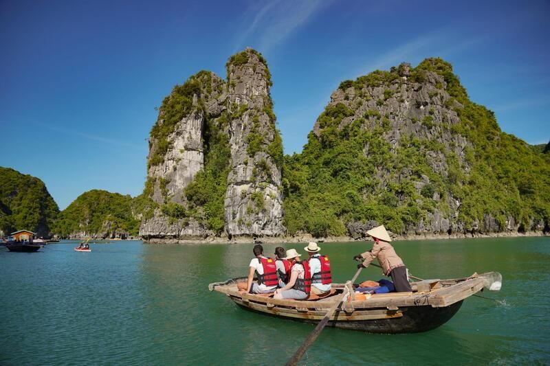 Hang Luồn: Viên ngọc ẩn mình giữa lòng Vịnh Hạ Long