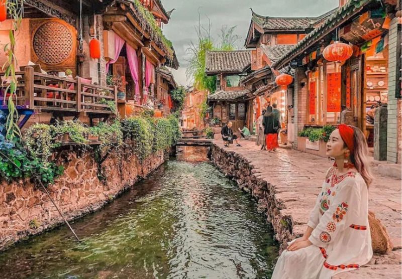 So sánh đi Lệ Giang tự túc và đi tour: Lựa chọn nào phù hợp hơn?