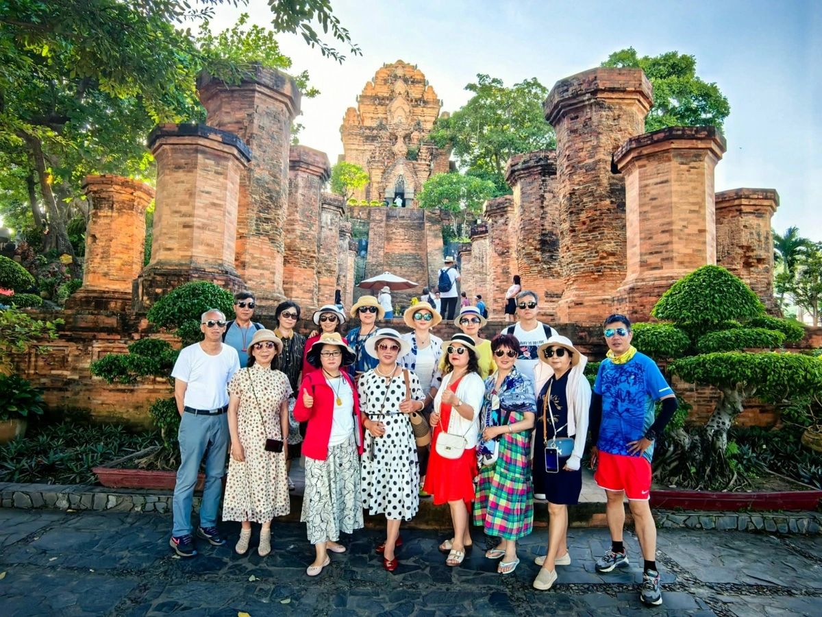 Việt Nam: Vì sao lượng khách quốc tế tăng vọt 21% - Góc nhìn từ dữ liệu & chính sách