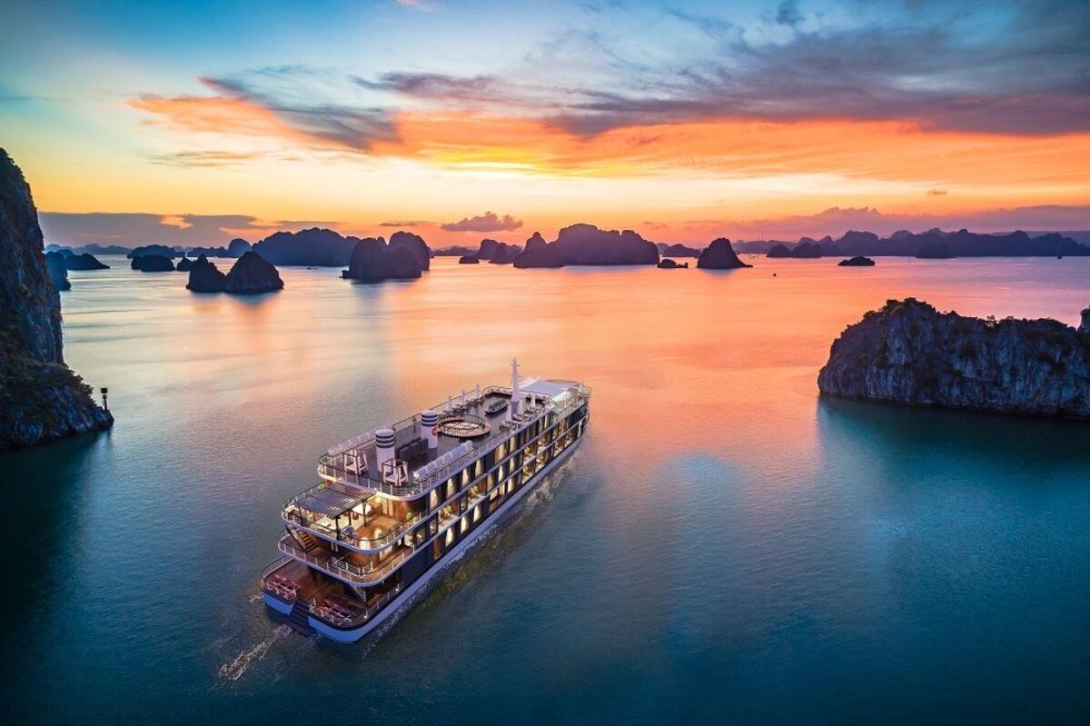 Du khách tham quan Hòn Trống Mái với tour tham quan tuyến số 1 và 2