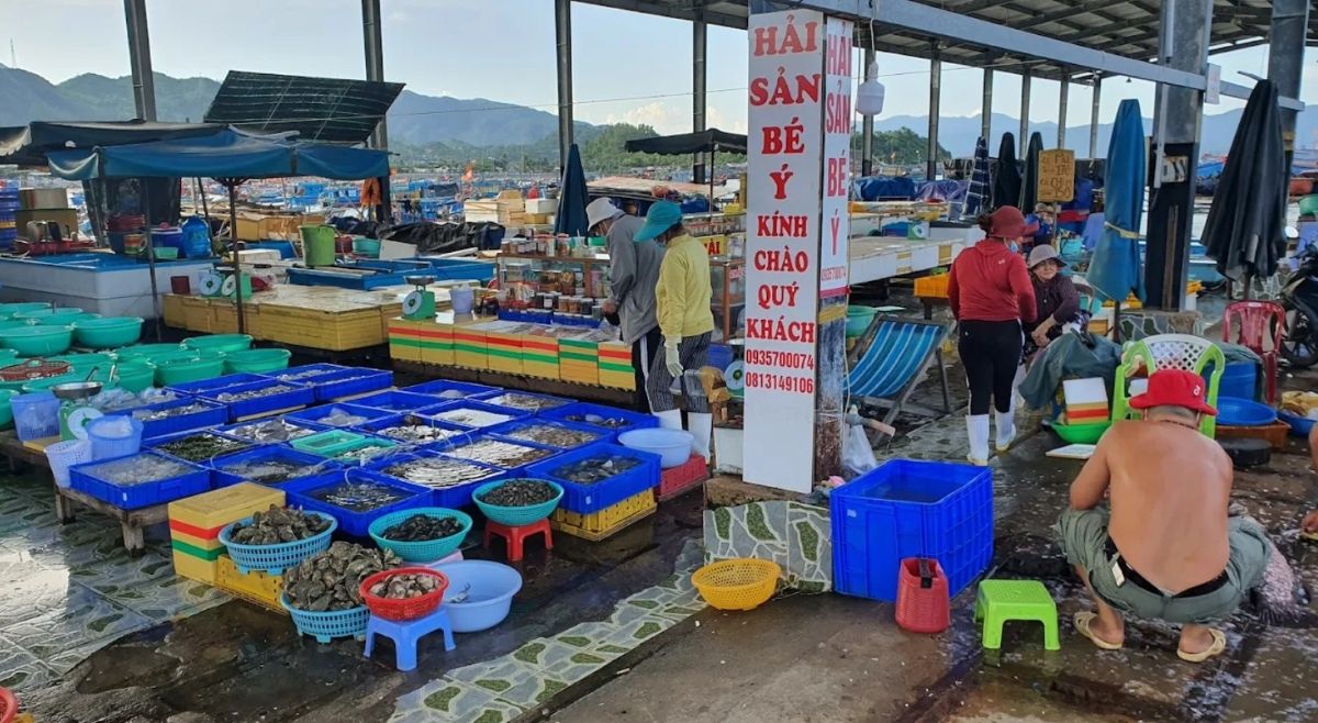 Chợ hải sản cảng Vĩnh Lương