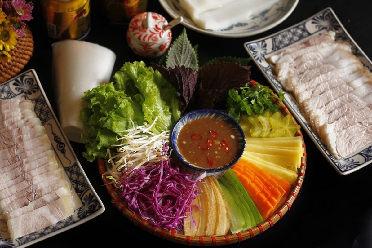 Bánh tráng cuốn thịt heo Đà Nẵng với rau sống và mắm nêm đậm vị miền Trun