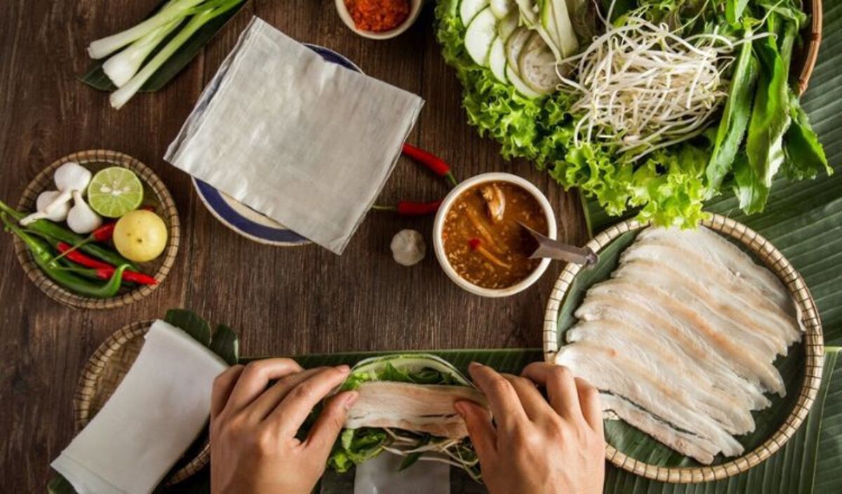 Thịt heo ba chỉ thái mỏng cuốn cùng rau sống tươi