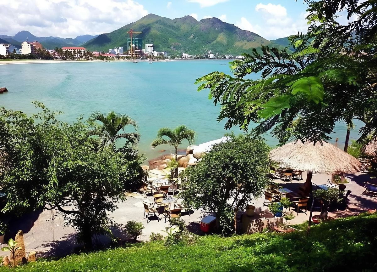Thưởng thức cà phê với view biển tuyệt đẹp