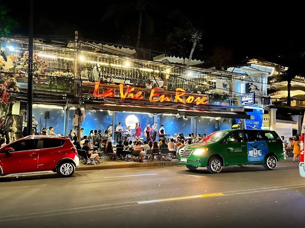 La Vie En Rose – Quán Cafe Sang Trọng Với Không Gian Lãng Mạn