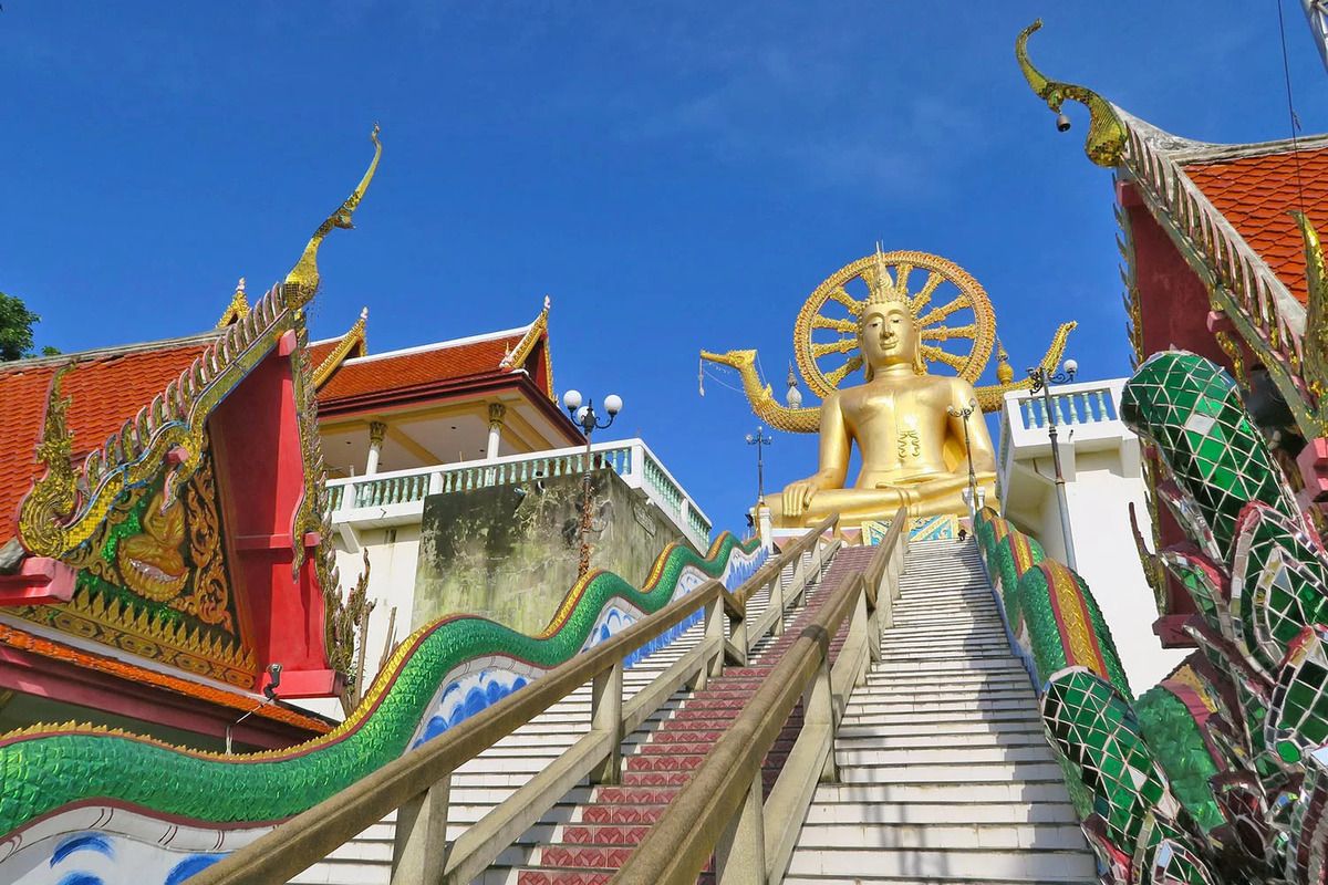 Tượng Phật uy nghi trong không gian trầm mặc
