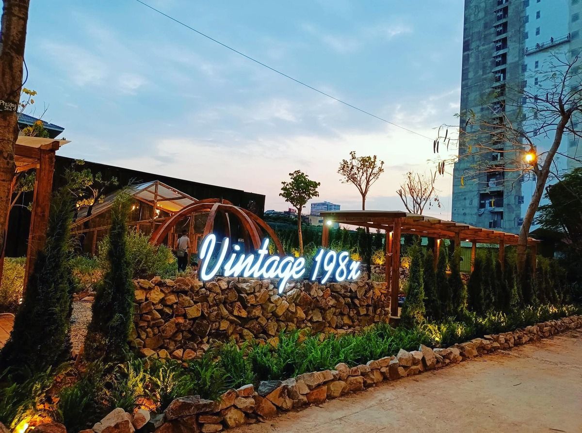 Vintage 198x – Không gian gỗ mộc giữa lòng Bãi Cháy