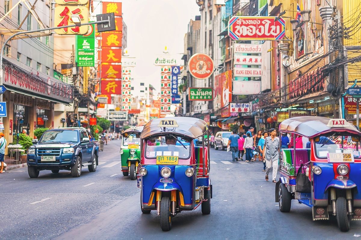 Taxi hoặc xe Tuktuk