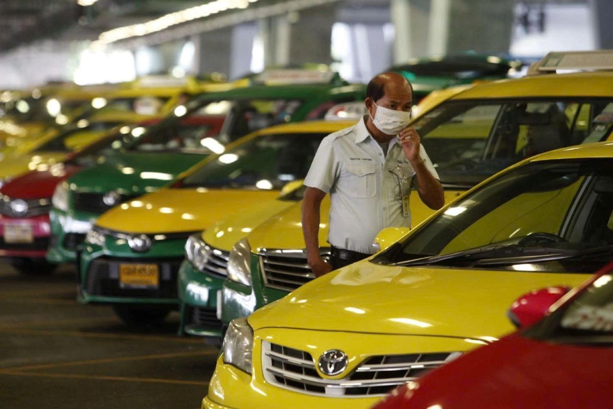 Di chuyển bằng taxi