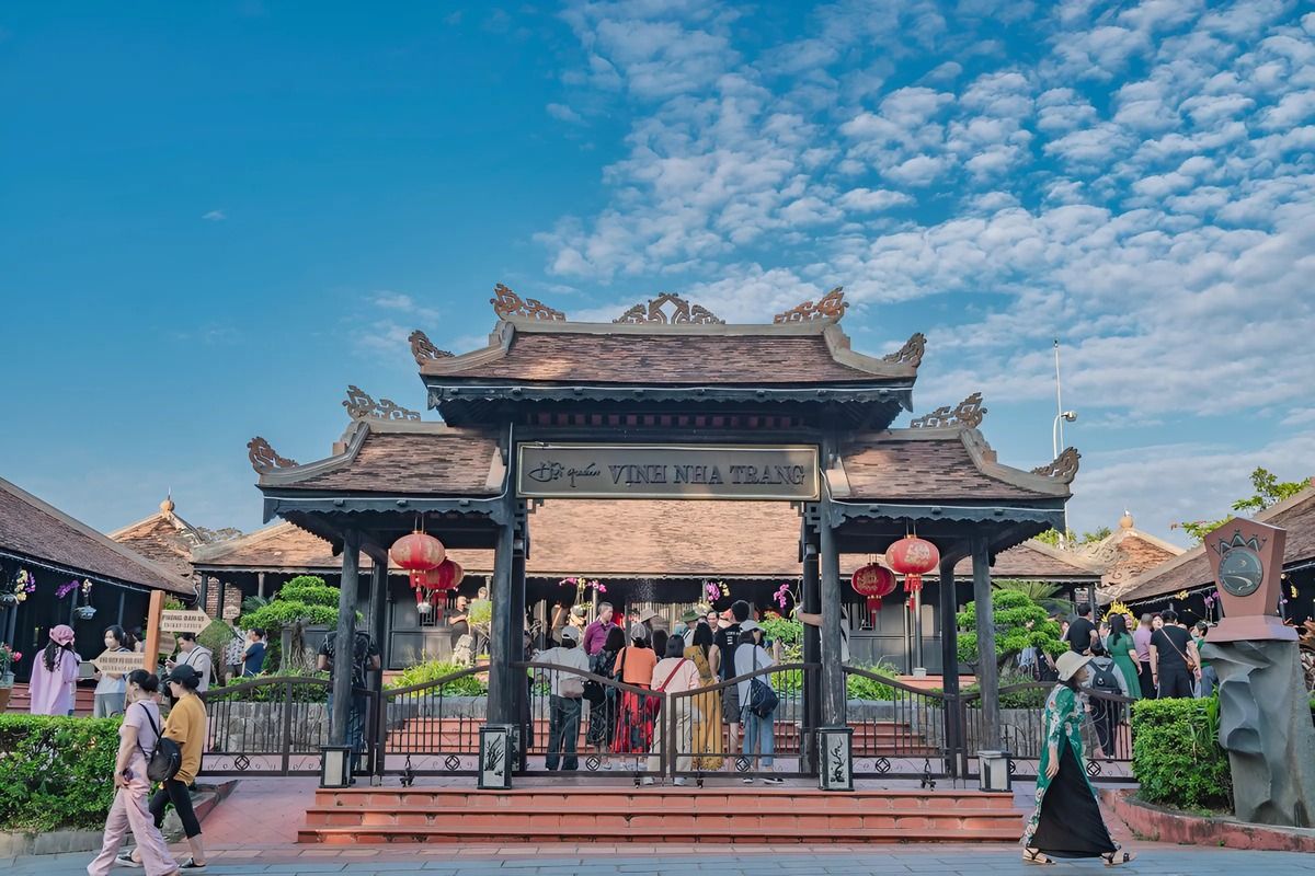 Tham quan Hội quán Hòn Chồng