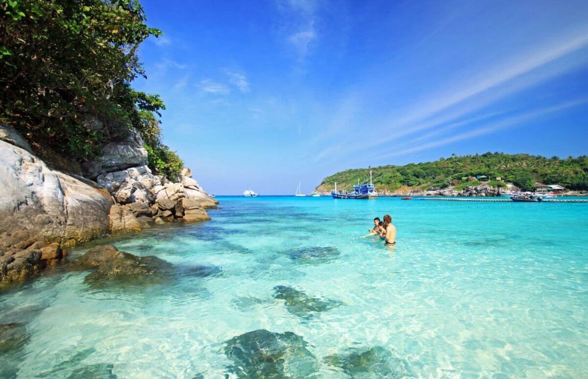 Tắm biển và ngắm hoàng hôn tại bãi Patong hoặc Kata