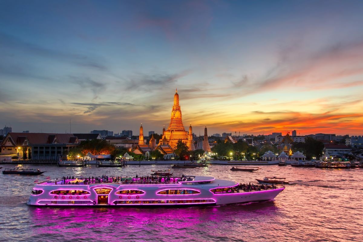 Di chuyển bằng thuyền qua sông