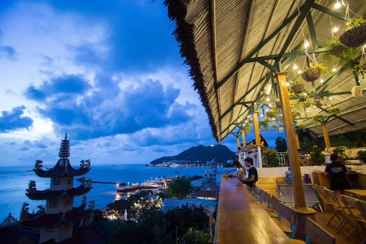 Lightroom Coffee Studio – Quán Cafe View Biển Toàn Cảnh