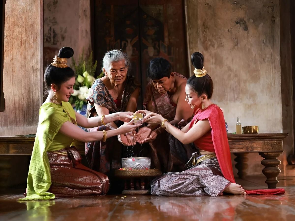 Rót nước lên tay người lớn tuổi
