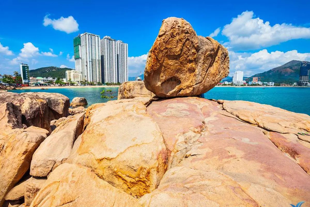 Truyền thuyết Hòn Chồng Nha Trang: Câu chuyện kỳ bí gắn với dấu tay trên đá