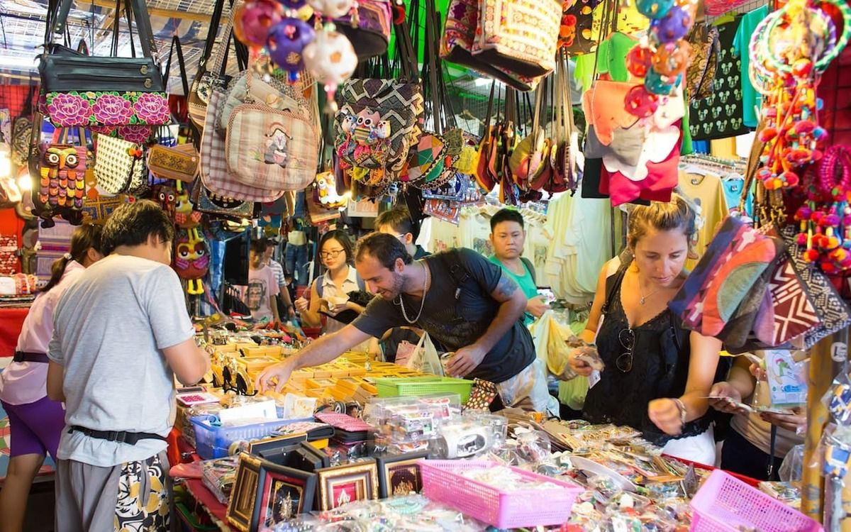 Mua sắm tại các trung tâm thương mại và chợ truyền thống