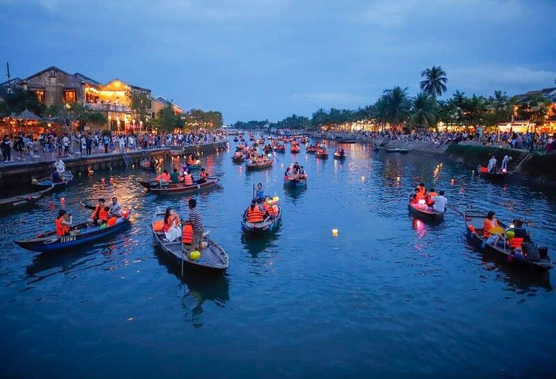 Trải nghiệm ngồi thuyền thả hoa đăng trên sông Hoài