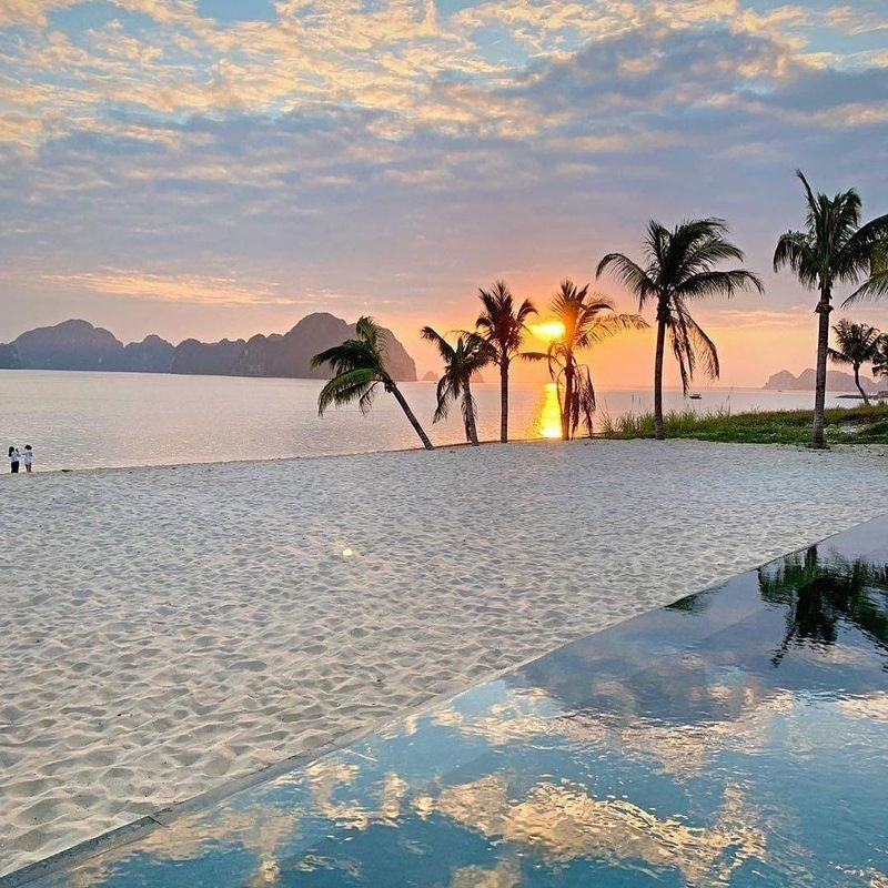 Tắm biển và thư giãn tại bãi biển Tuần Châu
