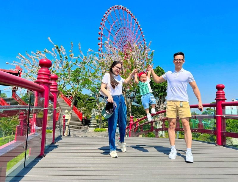 Chụp ảnh check-in tại công viên