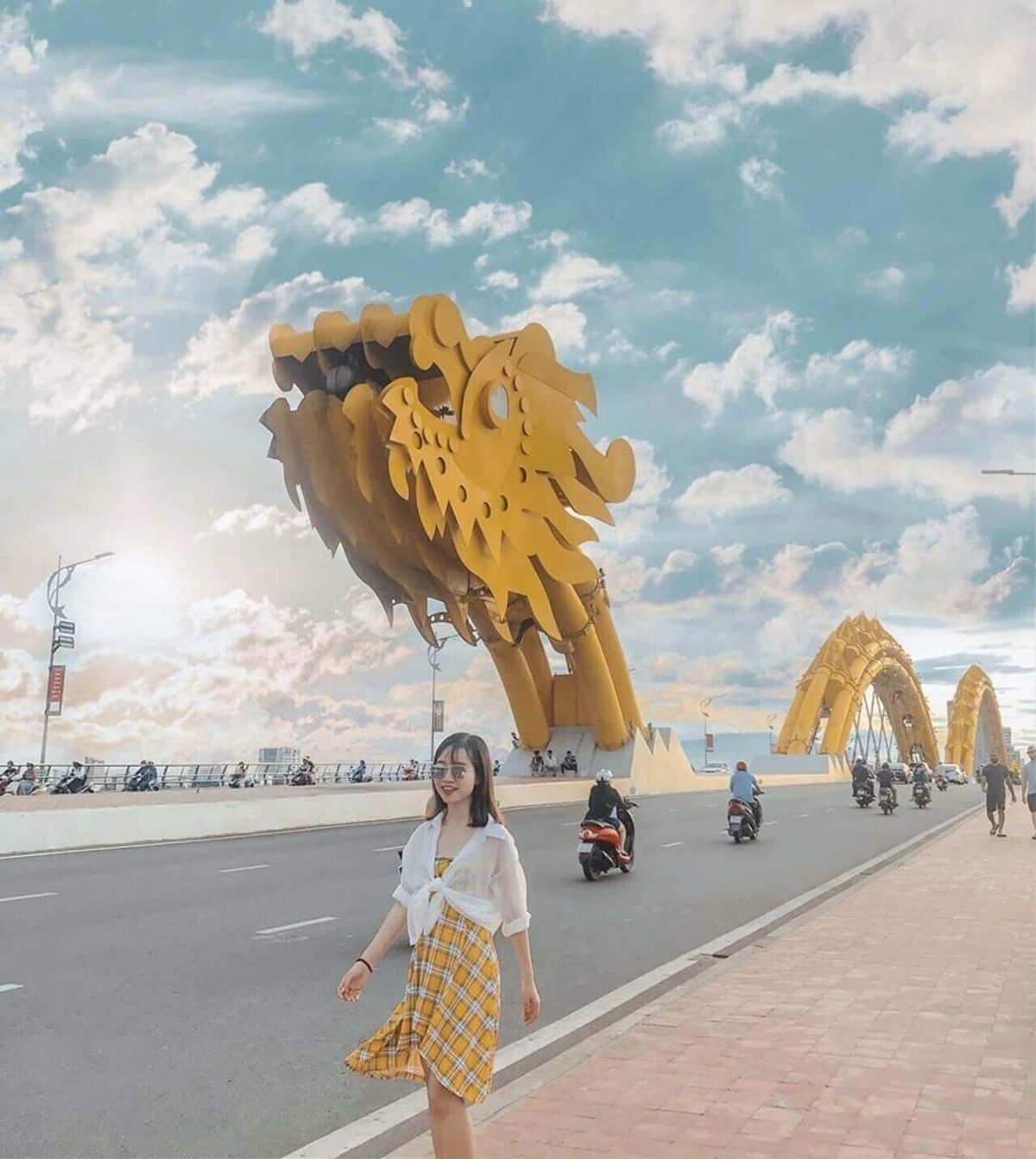 Tản bộ ngắm cảnh trên cầu