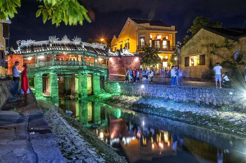 Ngắm nhìn phố cổ về đêm từ trên cầu
