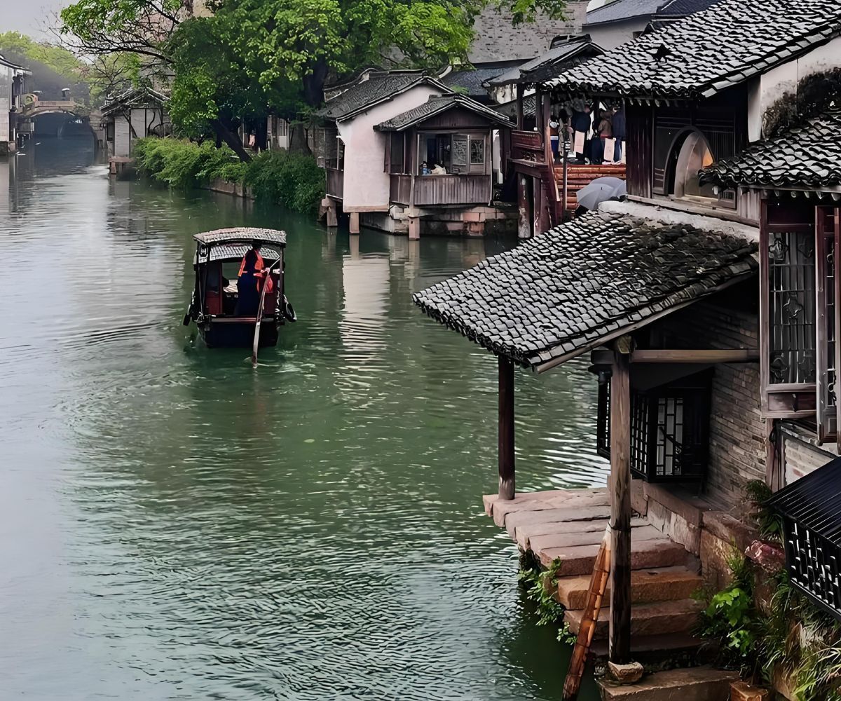 Mùa hạ nóng ẩm và mưa dông bất chợt