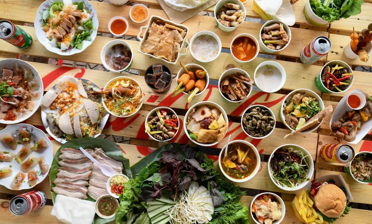Thưởng thức ẩm thực đường phố gần cầu tình yêu