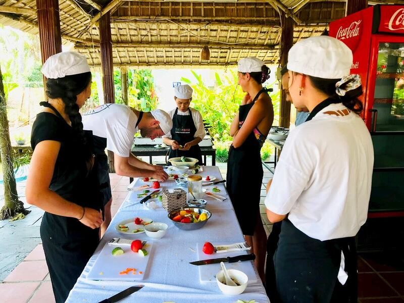 Tham gia các lớp học làm lồng đèn, nấu ăn