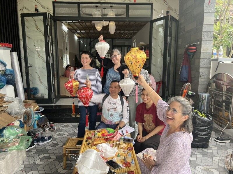 Tham gia các lớp học làm lồng đèn, nấu ăn