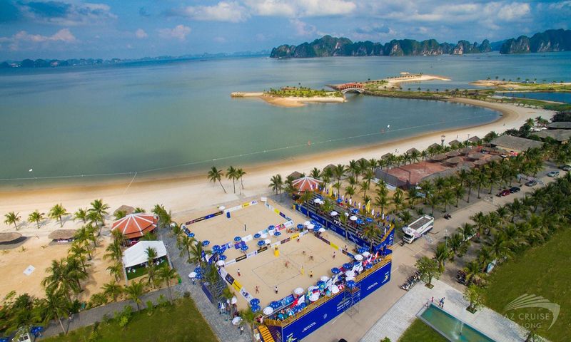 Tắm biển và thư giãn tại bãi biển Tuần Châu