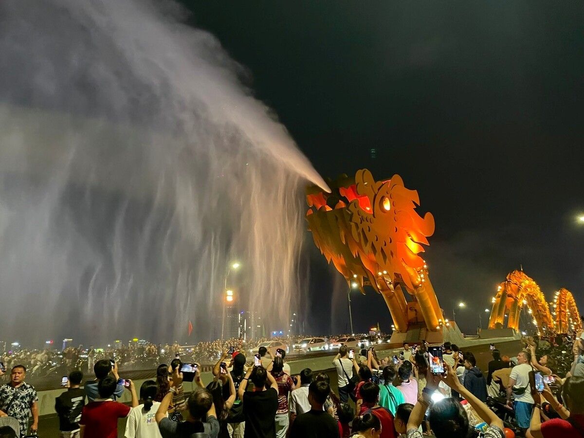 Chiêm ngưỡng màn phun lửa, phun nước