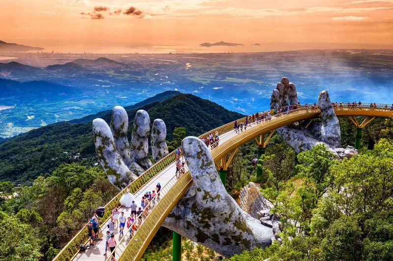 Vẻ đẹp siêu thực của Cầu Vàng ở Đà Nẵng
