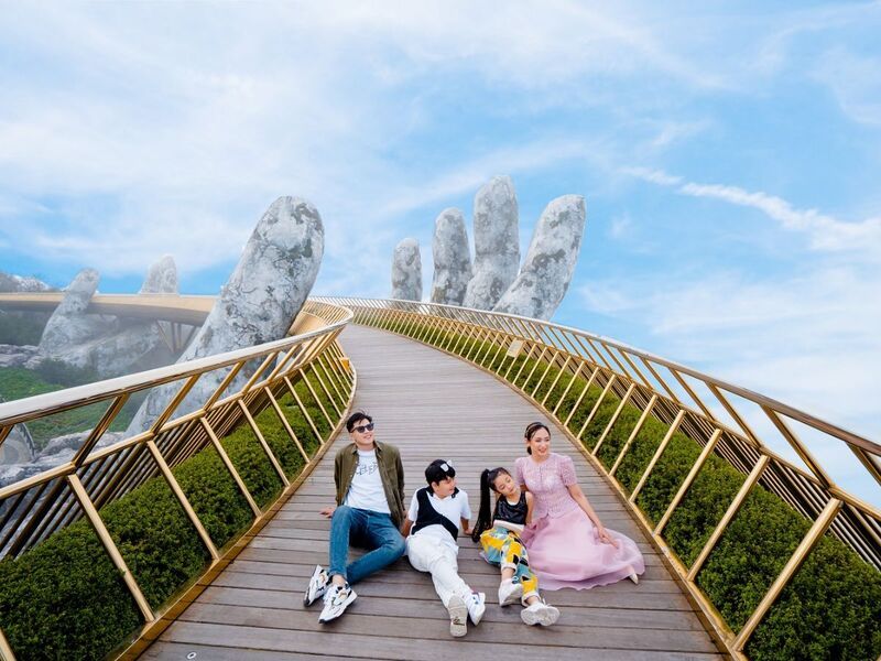 Check-in sống ảo tại Cầu Vàng