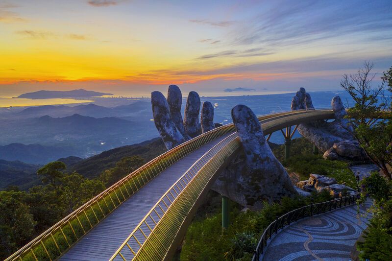Vẻ đẹp siêu thực của Cầu Vàng ở Đà Nẵng