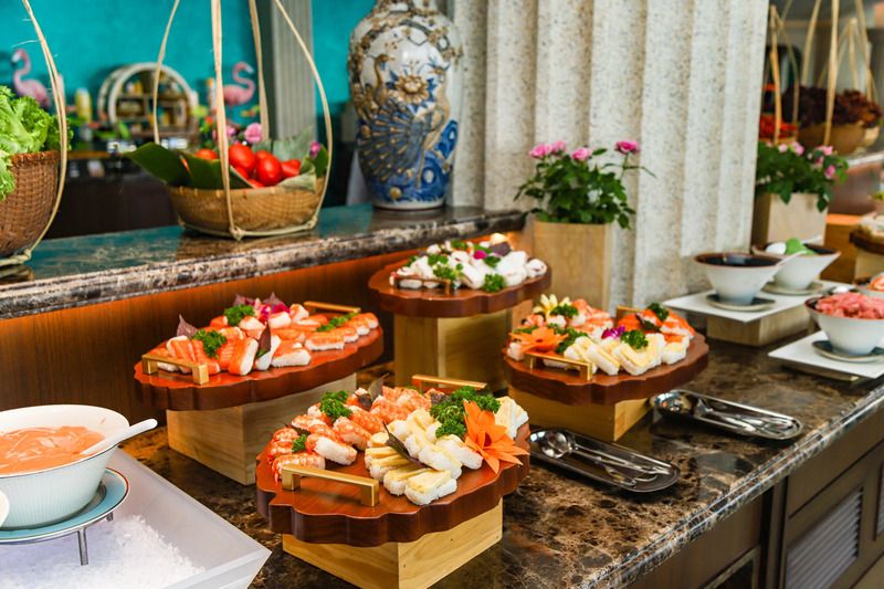Thưởng thức buffet ẩm thực