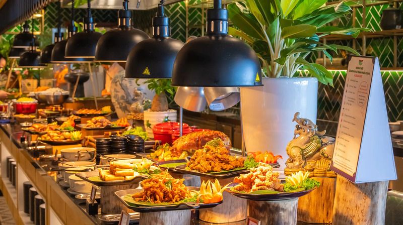 Thưởng thức buffet ẩm thực
