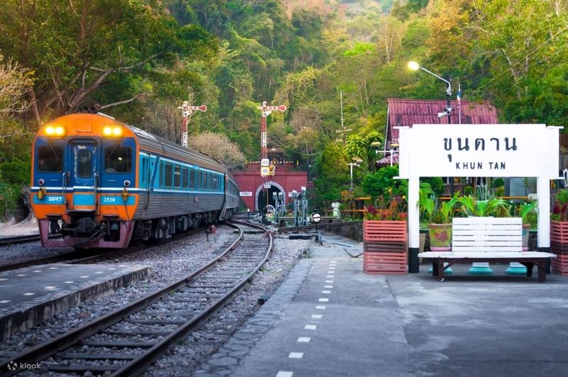 Tàu hỏa kết hợp xe buýt 