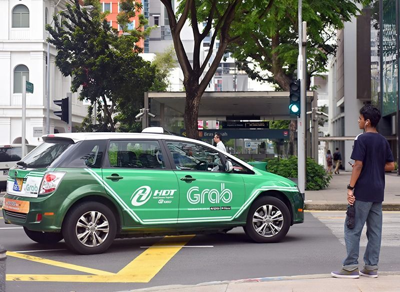 Đi bằng taxi hoặc Grab