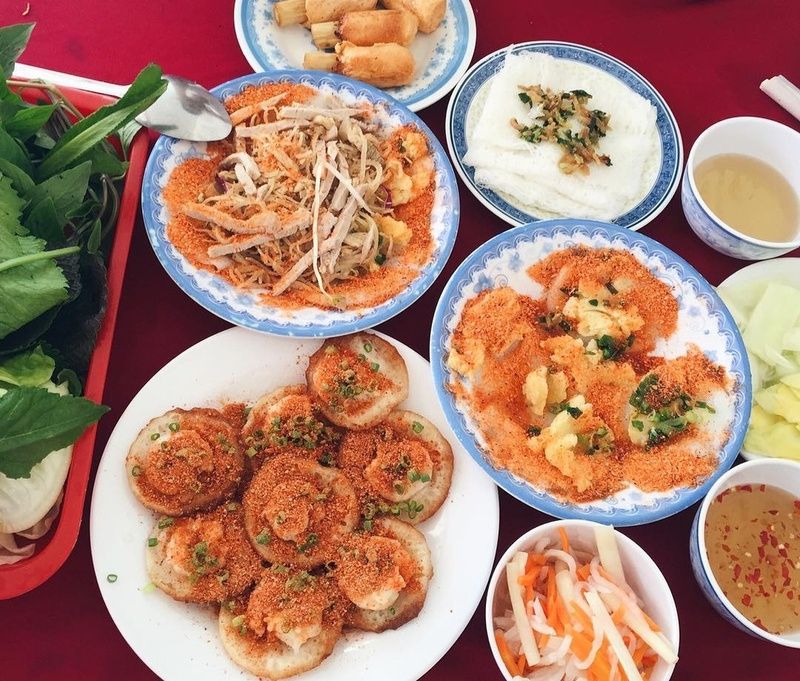 Thưởng thức ẩm thực địa phương