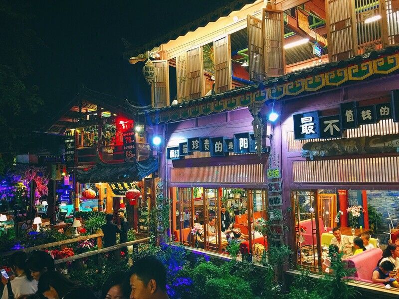 Dòng sông lấp lánh ánh đèn lồng