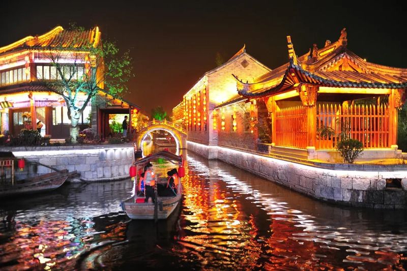 Dòng sông lấp lánh ánh đèn lồng