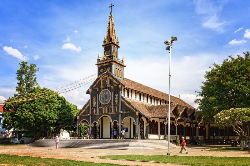 Nhà Thờ Gỗ Kon Tum
