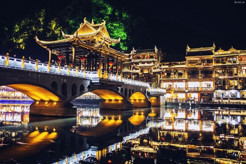 Phượng Hoàng Cổ Trấn về đêm