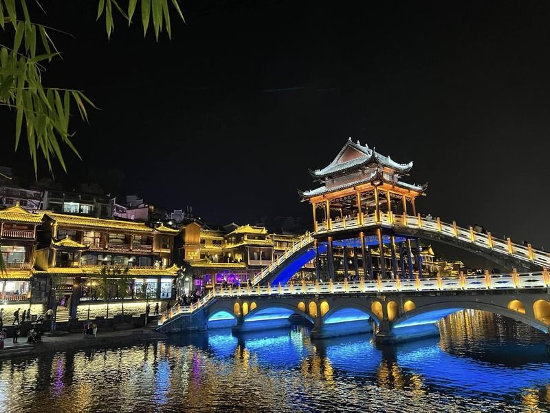Phượng Hoàng Cổ Trấn về đêm