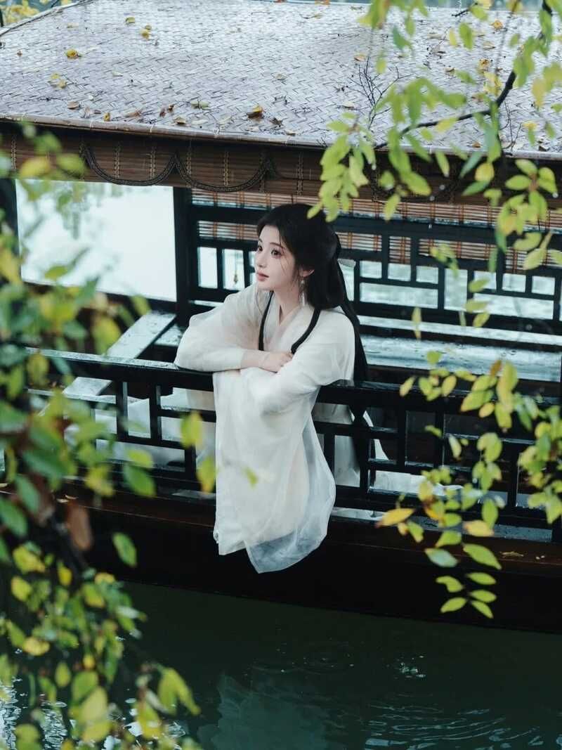 Thuyền gỗ trên sông