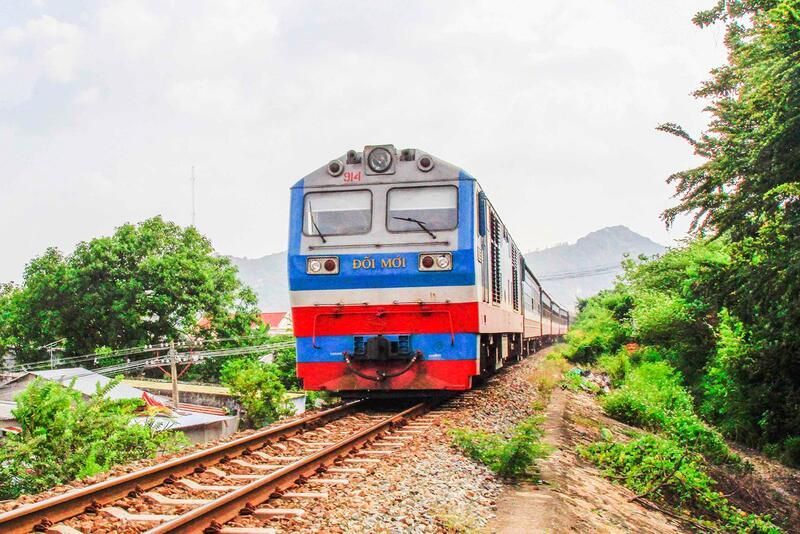 Di chuyển bằng tàu hỏa + xe/taxi