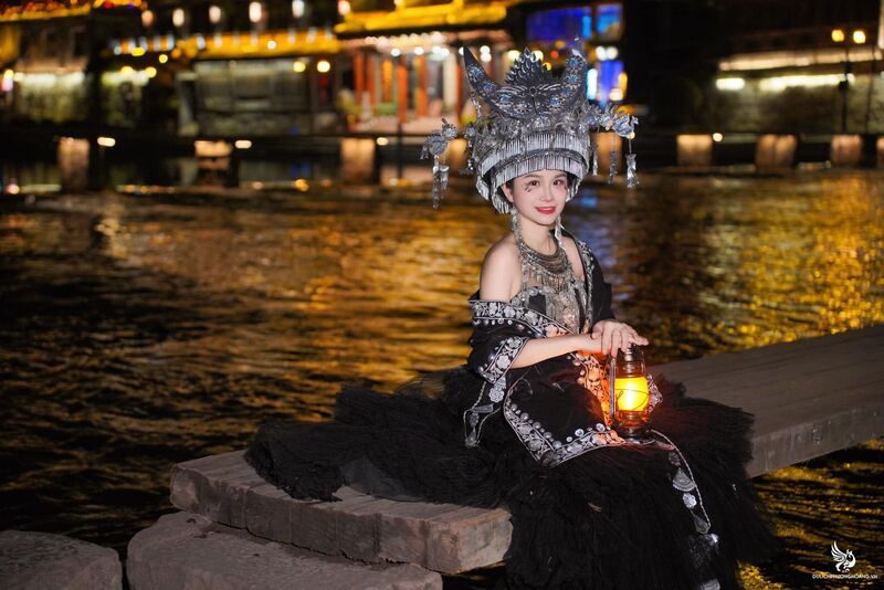 Phượng Hoàng Cổ Trấn về đêm