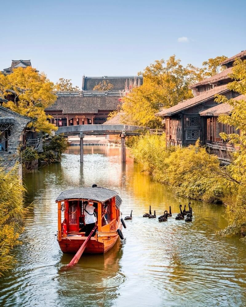 Sắc vàng lá rụng bên dòng kênh cổ kính