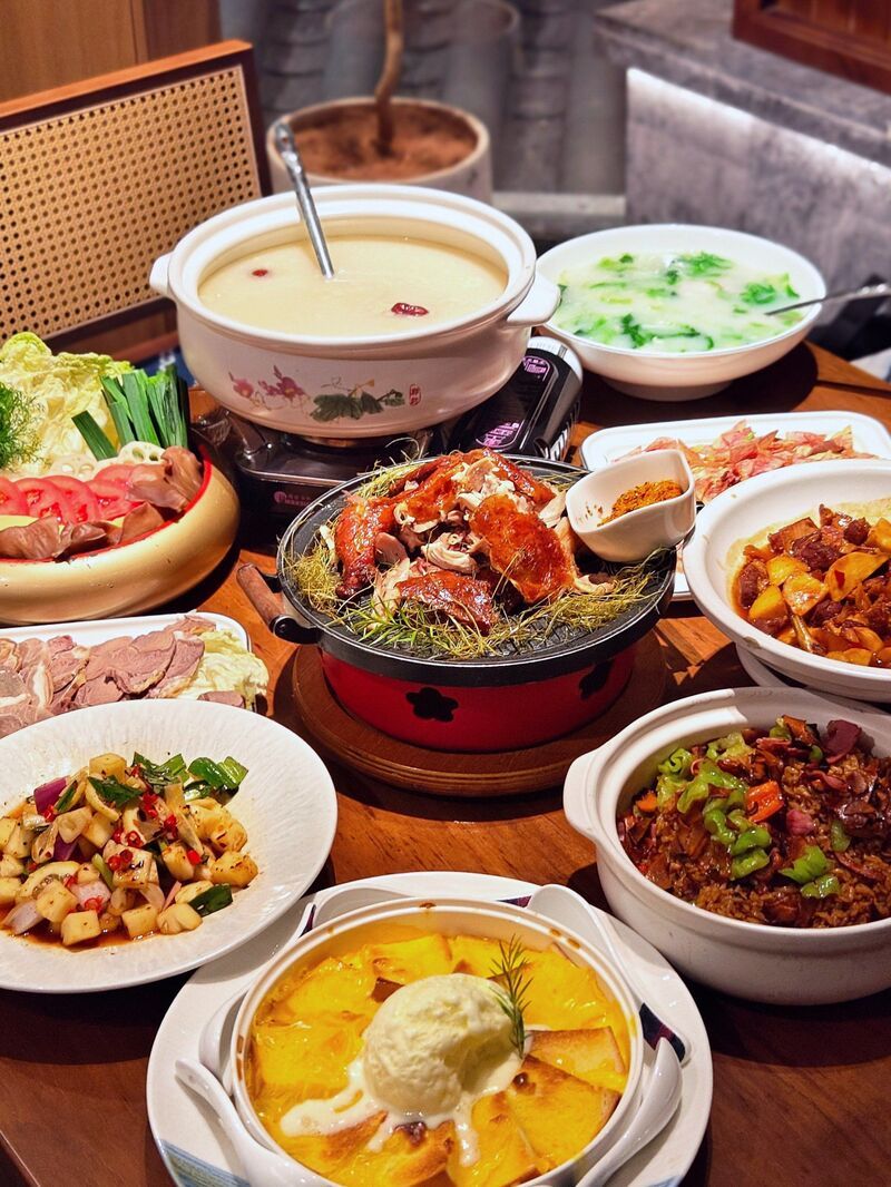 Thưởng thức ẩm thực địa phương quanh hồ