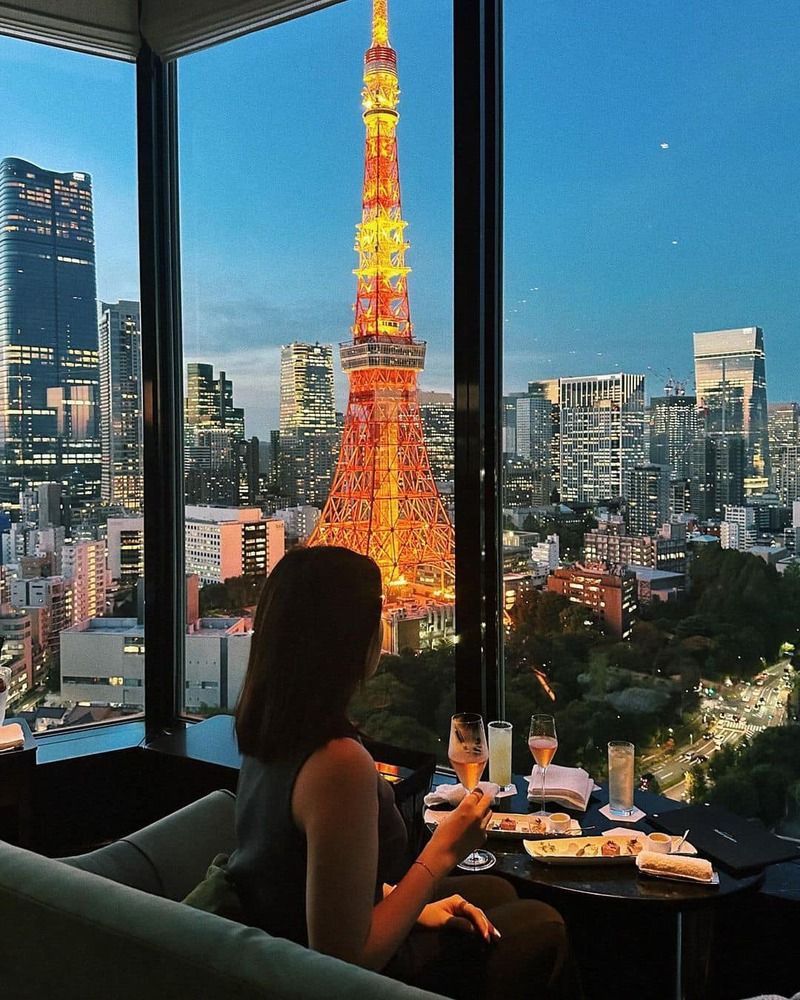 Thưởng thức café view Tháp Tokyo